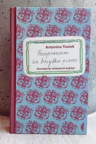 Na stole w bibliotece WFPiK stoi książka Antoniny Tosiek 