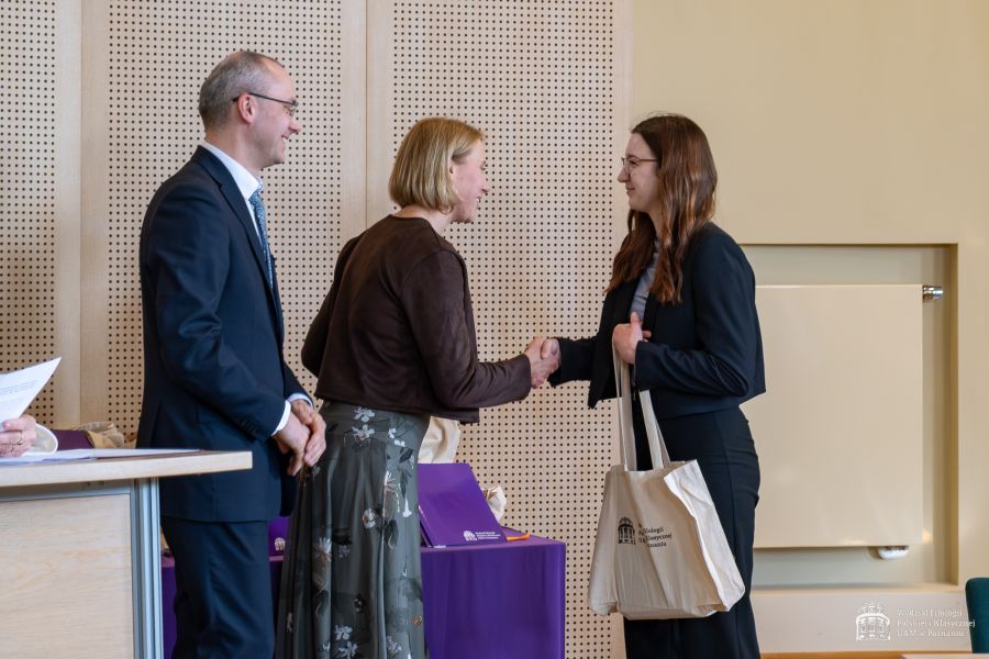 Dziekan WFPiK Krzysztof Skibski i Prodziekan ds. studenckich Urszula Kowalska-Nadolna wręczają nagrody i gratulują nagrodzonym.