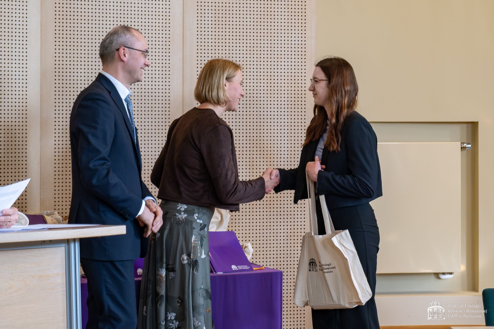 Dziekan WFPiK Krzysztof Skibski i Prodziekan ds. studenckich Urszula Kowalska-Nadolna wręczają nagrody i gratulują nagrodzonym.