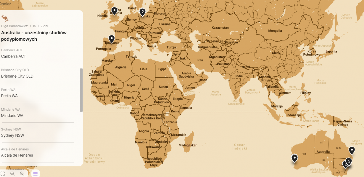 Utrzymana w jasnobrązowych barwach mapa świata, na której pinezkami zaznaczono australijskie miasta wymienione również po lewej stronie mapy: Canberrę ACT, Brisbane QLD, Perth WA, Mindarie WA, Sydney NSW oraz: Alcala de Henares w Hiszpanii i niewymienione z nazwy miasto w Wielkiej Brytanii oraz Poznań.