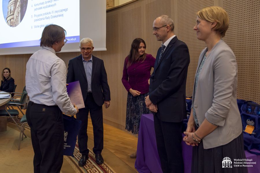 StudentStudent odbiera nagrodę w konkursie, przyjmuje gratulacje od przedstawicieli Jury: prof. Jana Galanta i dr Marleny Puk oraz dziekani: prof. Krzysztof Skibski i dr Urszula Kowalska-Nadolna.