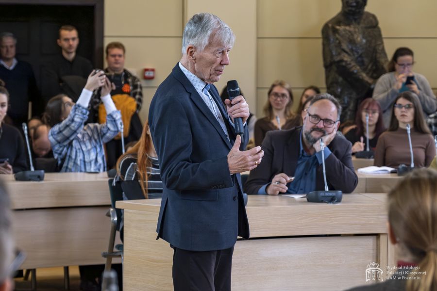 Prof. Miodek wygłaszający wykład w Salonie Mickiewicza przed bardzo licznie zgromadzoną publicznością.