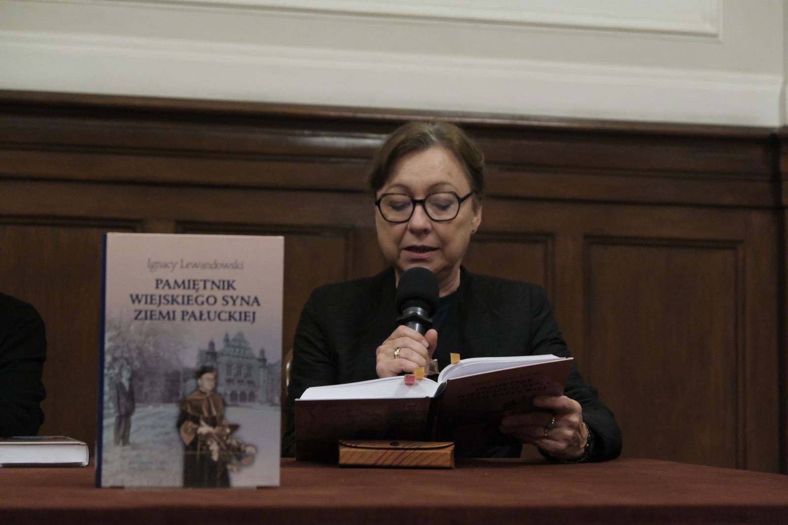 Prof. Mariola Mikołajczak czyta fragmenty książki.