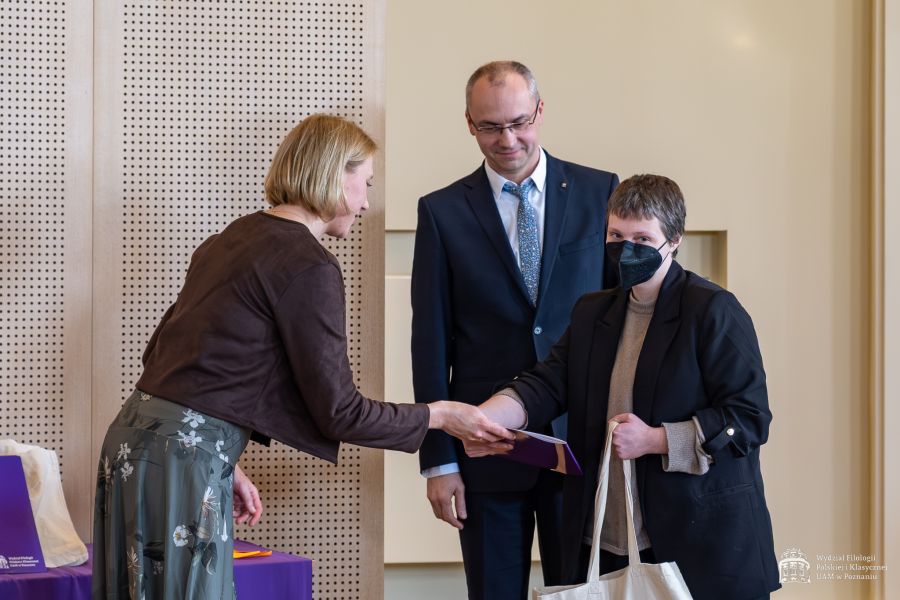 Dziekan WFPiK Krzysztof Skibski i Prodziekan ds. studenckich Urszula Kowalska-Nadolna wręczają nagrody i gratulują nagrodzonym.