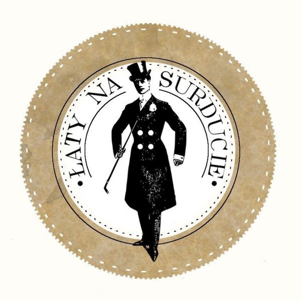 Logotyp w formie okrągłej pieczęci, w środku której znajduje się malowana akwarelą grafika dżentelmena w surducie, cylindrze i z laseczką.