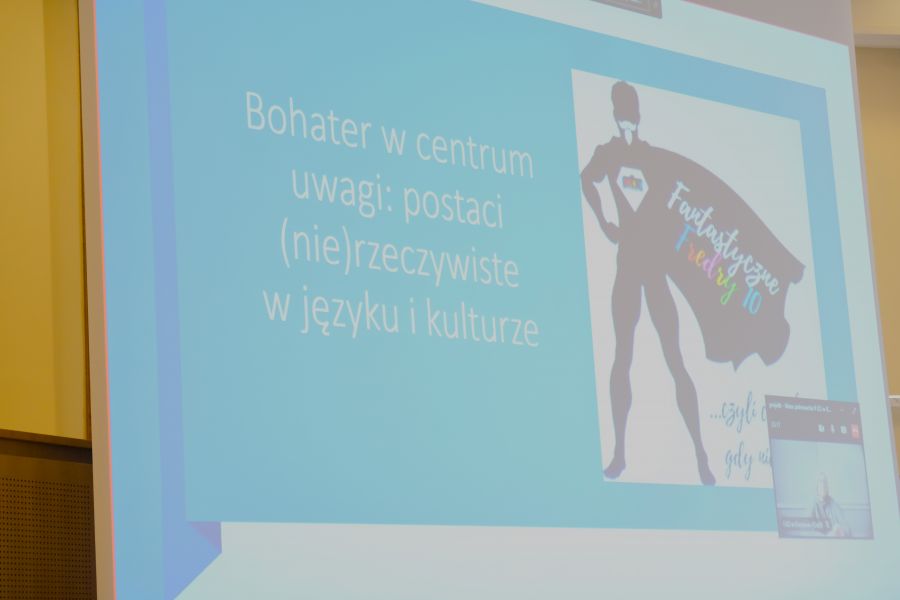 Zdjęcie slajdu z prezentacji multimedialnej: na niebieskim tle znajduje się napis 