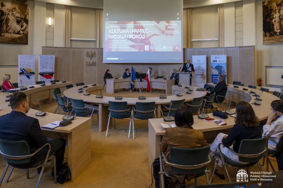 Zdjęcie Salonu Mickiewicza ze zgromadzonymi uczestnikami konferencji siedzącymi przy okrągłych stołach. Dziekan WFPiK prof. Krzysztof Skibski przemawia przy mównicy.