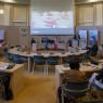 Zdjęcie Salonu Mickiewicza ze zgromadzonymi uczestnikami konferencji siedzącymi przy okrągłych stołach. Dziekan WFPiK prof. Krzysztof Skibski przemawia przy mównicy.