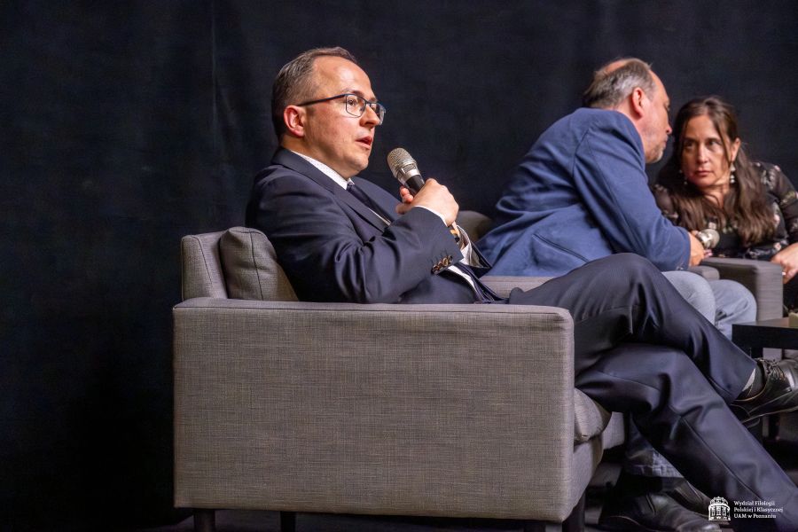 Prof. Kaźmierczak odpowiada na pytanie z publiki.