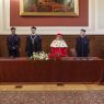 Rektor UAM w czerwonej todze i Dziekani WFPiK ubrani w fioletowe togi za stołem prezydialnym w Auli Lubrańskiego.