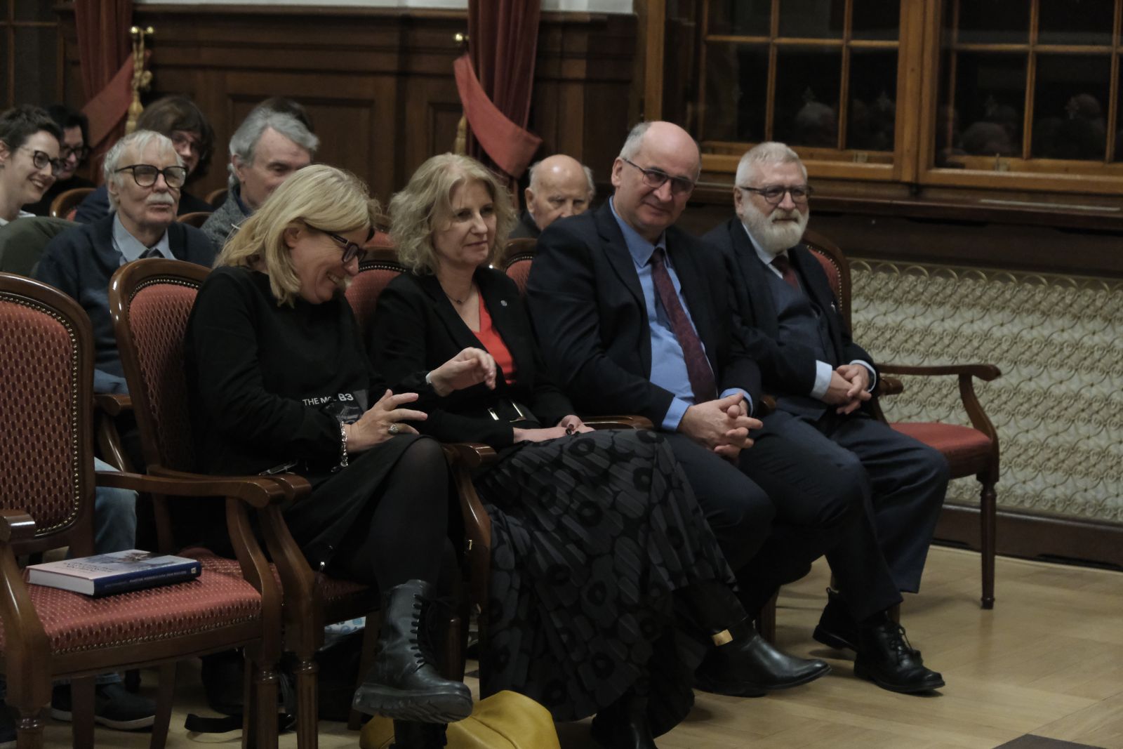 Rektorzy UAM wśród widowni w auli Lubrańskiego.