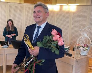 Prof. Sieradzki z kwiatami i prezentami.