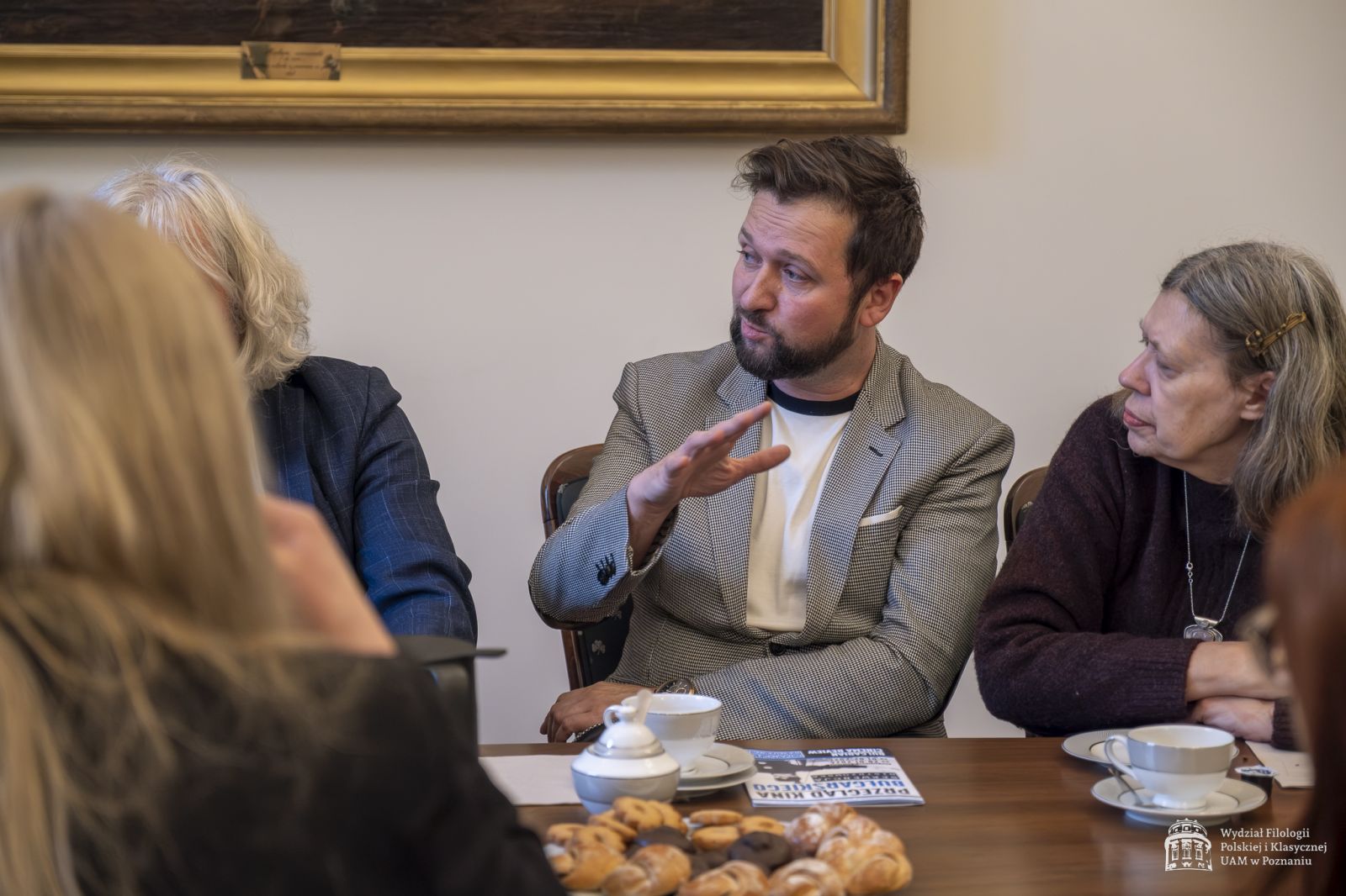 Rozmowy przy stole z poczęstunkiem.