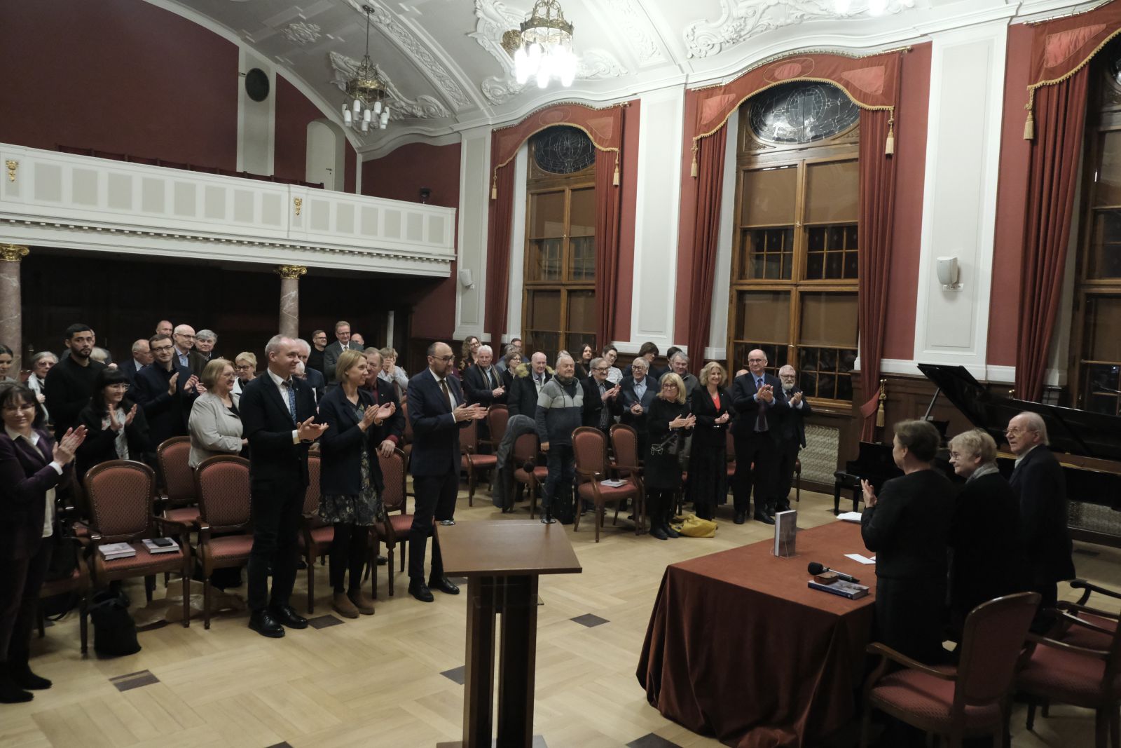 Zgromadzona publiczność oklaskuje autora.