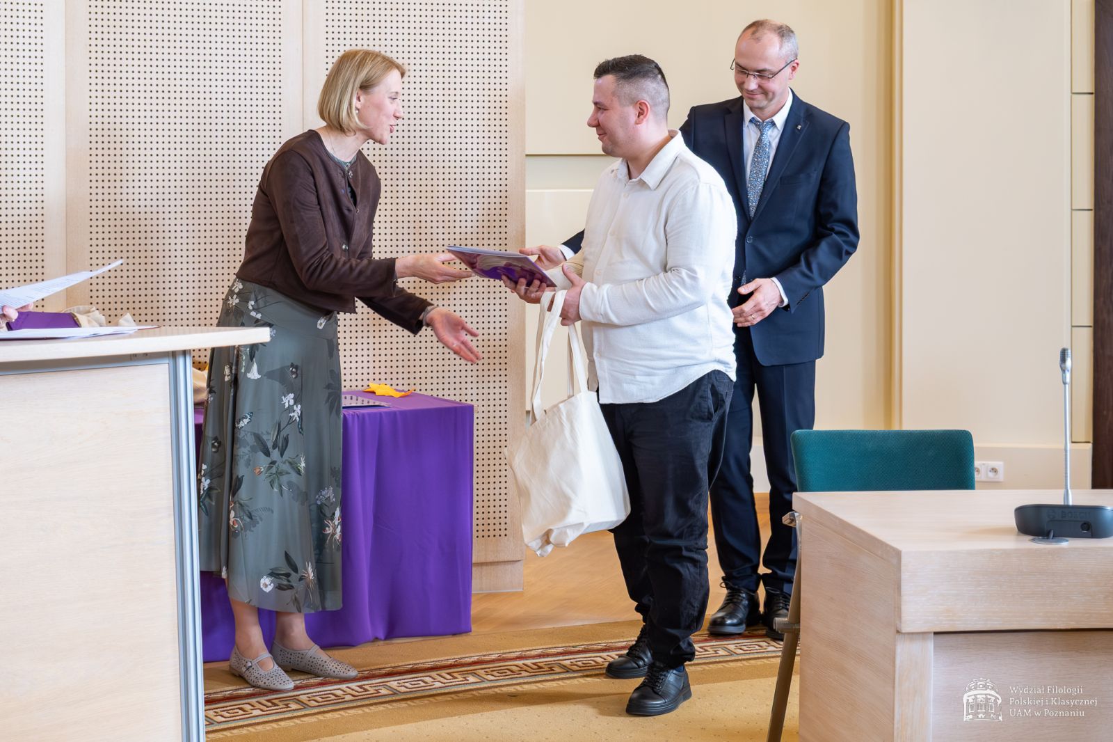 Dziekan WFPiK Krzysztof Skibski i Prodziekan ds. studenckich Urszula Kowalska-Nadolna wręczają nagrody i gratulują nagrodzonym.