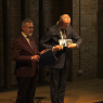 Dziekan WFPiK oraz prof. Piotr Urbański prezentują publiczności płyty gitarzysty Andrzeja Grygiera.
