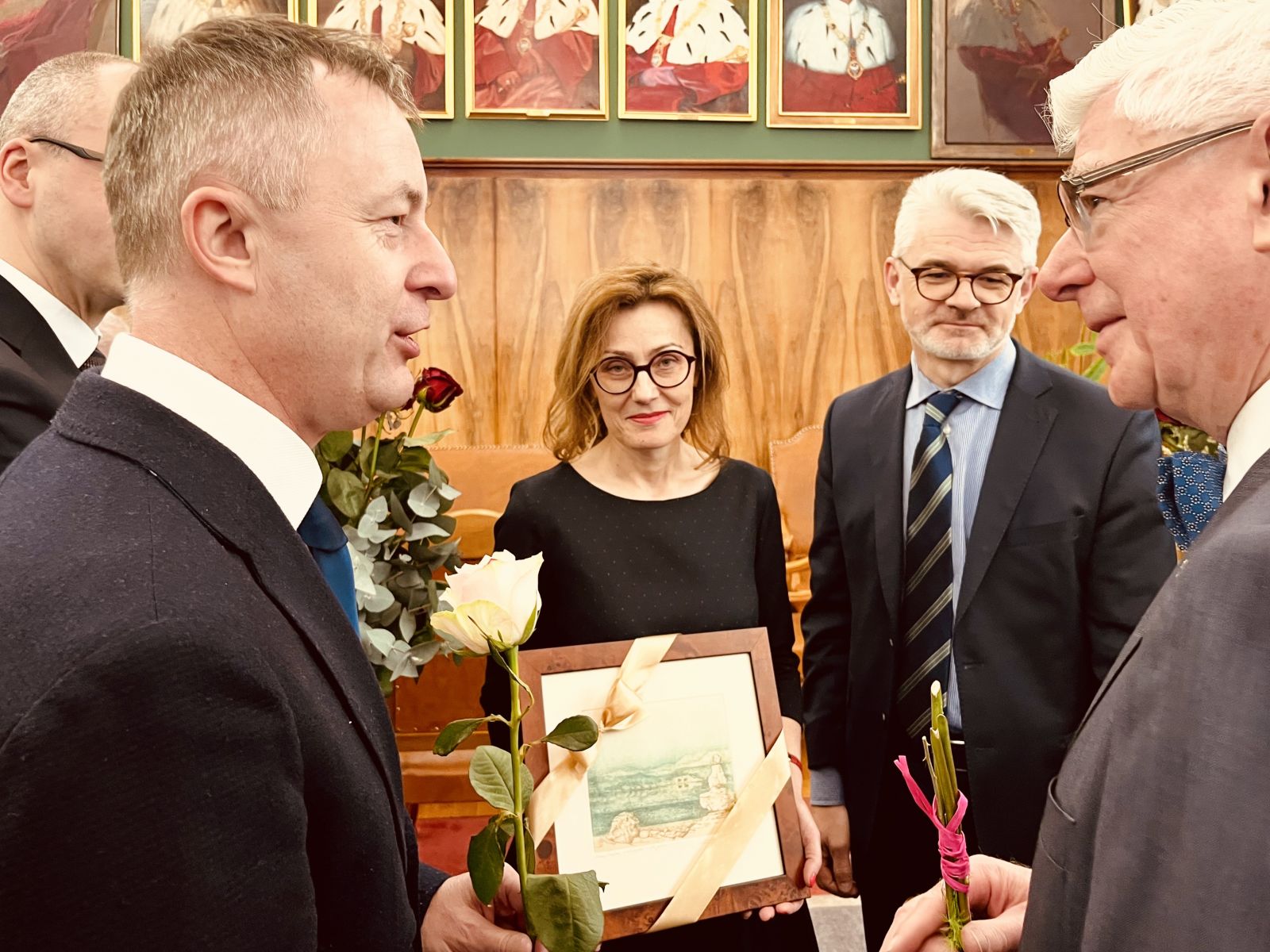 Grono dziekańskie WFPiK wręcza różę oraz prezent prof. Danielewiczowi.