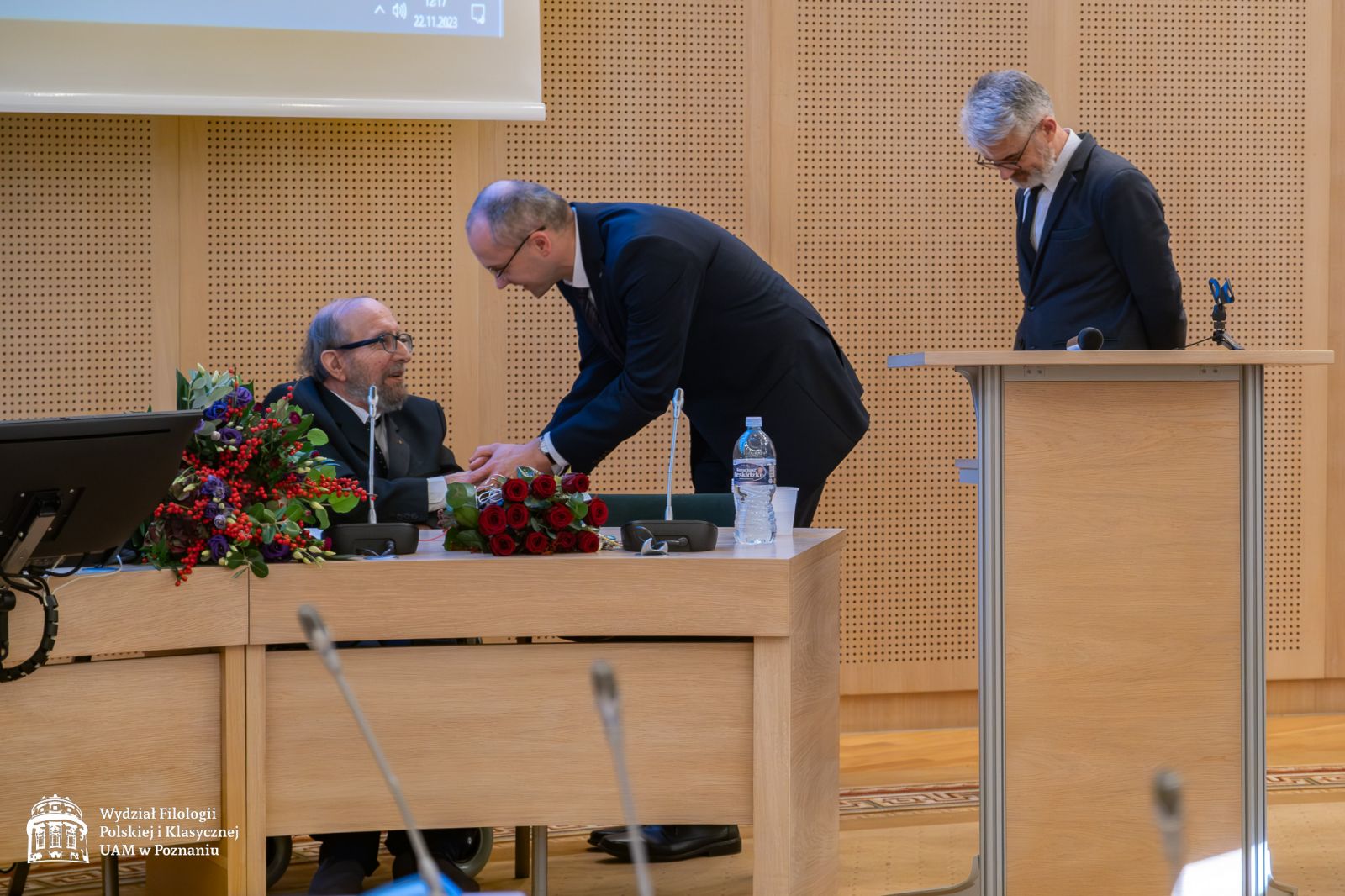 Prof. Krzysztof Skibski kłania się przed Jubilatem, ściskając mu serdecznie dłoń.
