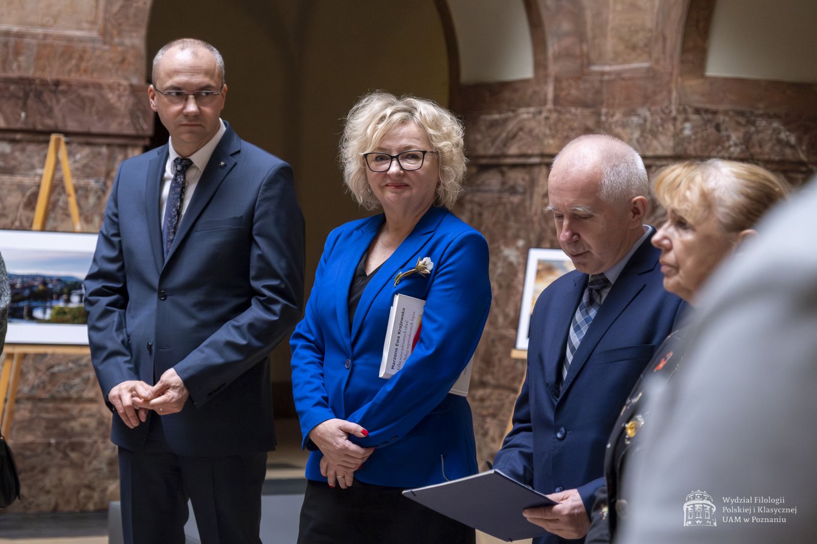 Autorka prac stoi pomiędzy Dziekanem WFPiK a prof. Mieczysławem Balowskim.