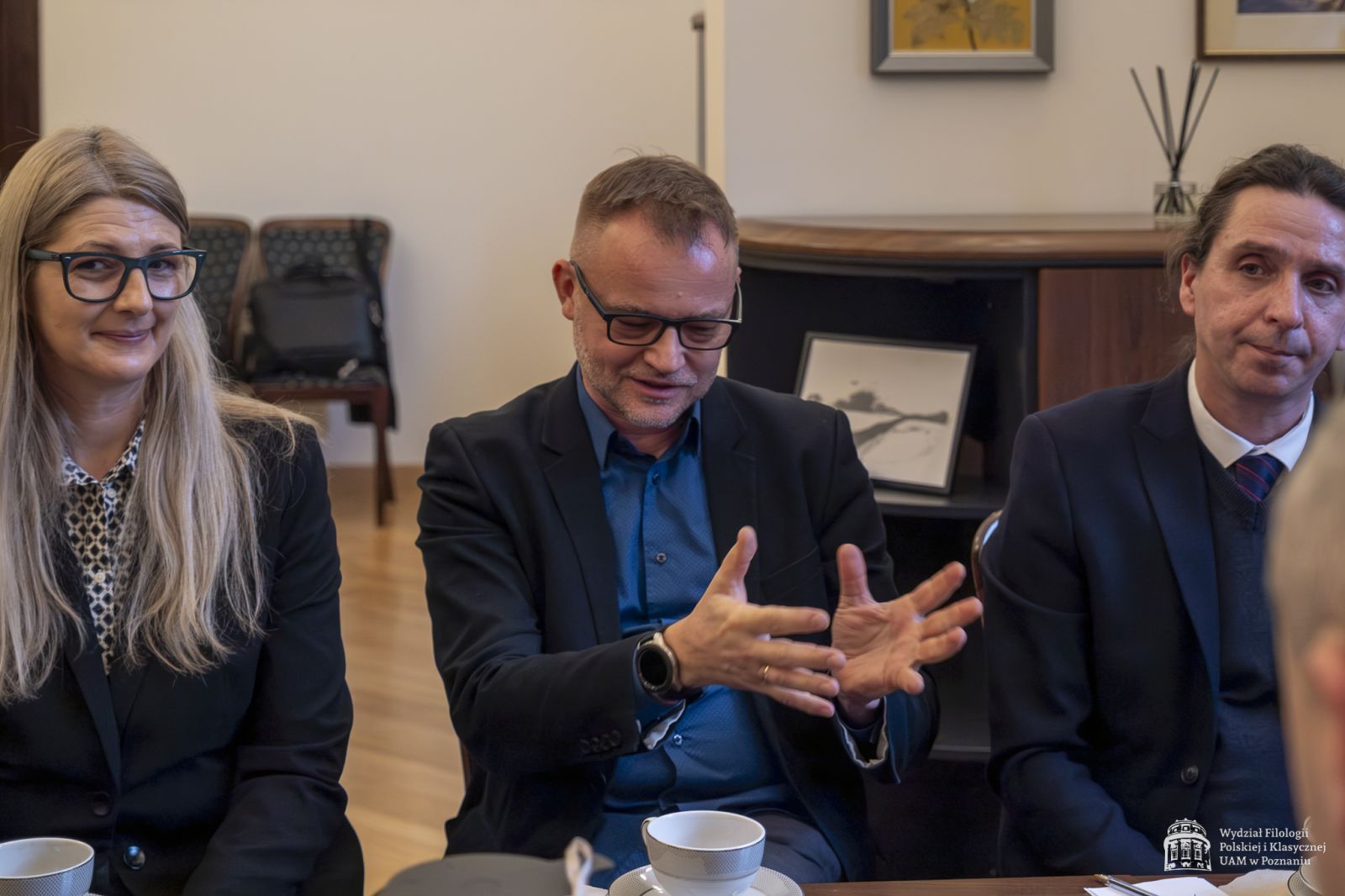 Rozmowy przy stole z poczęstunkiem.