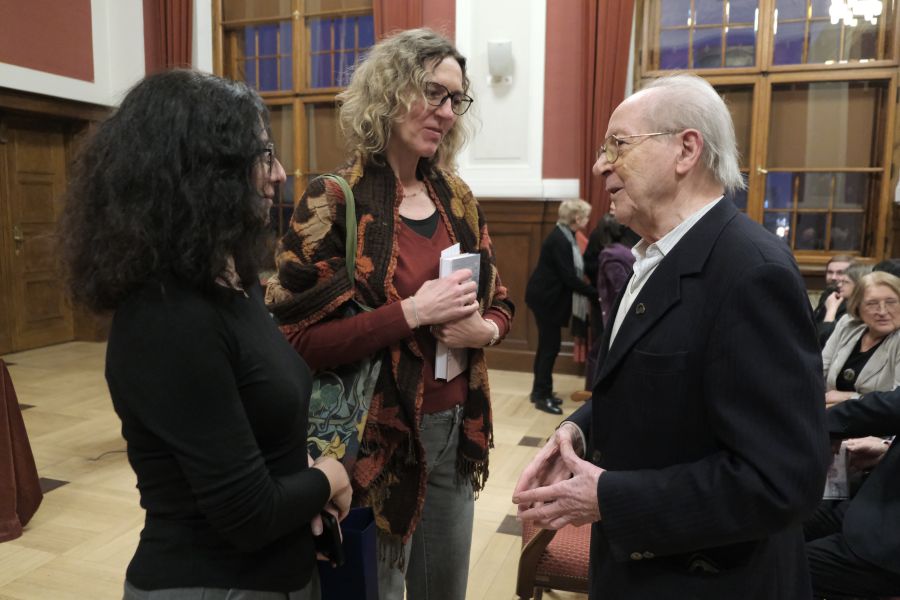 Dawne studentki rozmawiają z prof. Lewandowskim w auli Lubrańskiego.