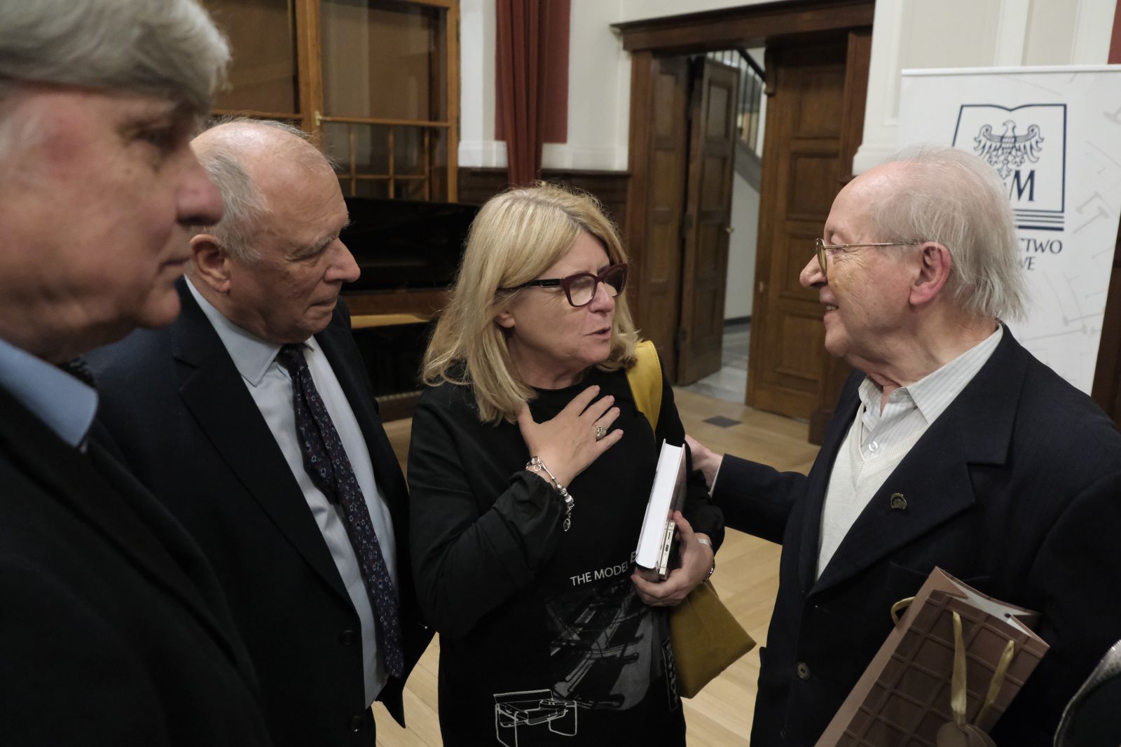 Rektor UAM rozmawia z profesorem w kuluarach.