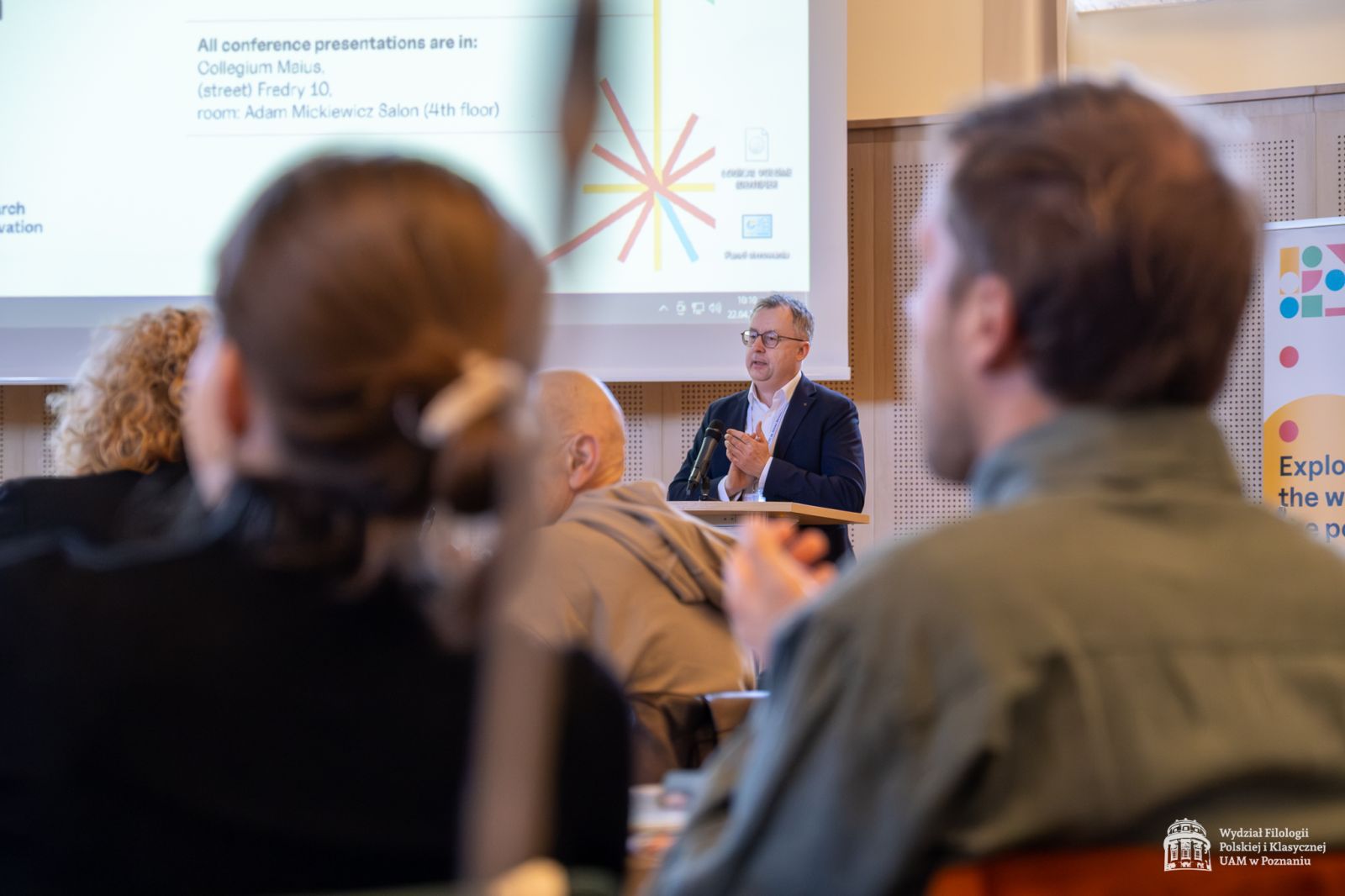 Prof. Tomasz Mizerkiewicz prowadzący konferencję, a przed nim zgromadzeni w Salonie Mickiewicza goście.