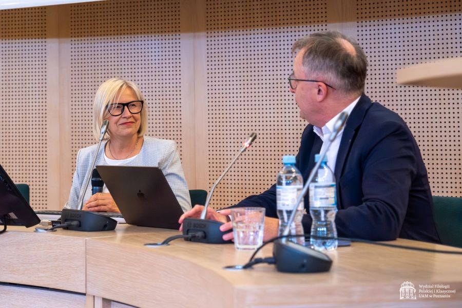 Prof. Tomasz Mizerkiewicz rozmawia przy stole prezydialnym w Salonie Mickiewicza z dr Krupą.