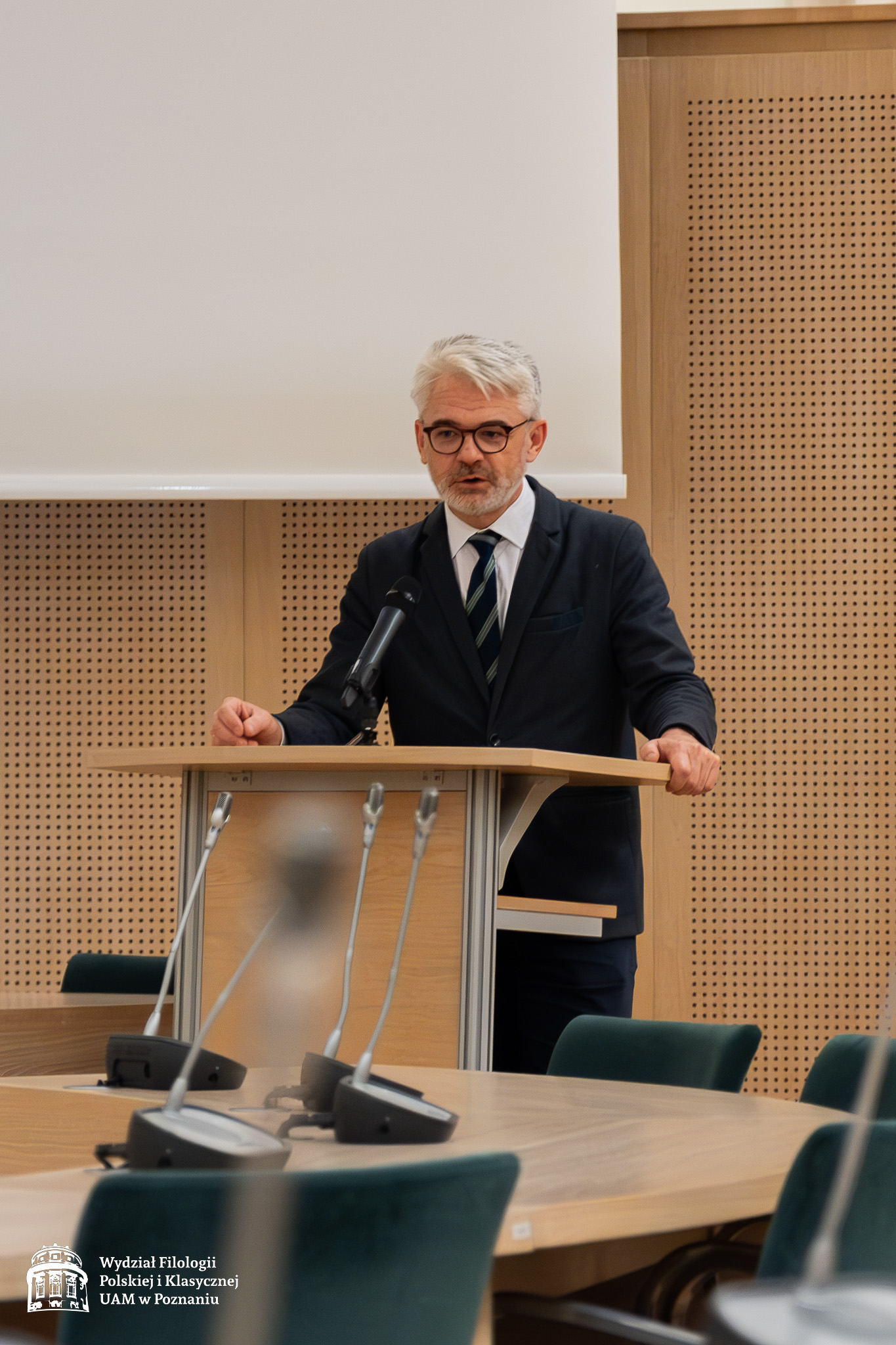 Przy mównicy w Salonie Mickiewicza pod Kopułą stoi prof. Jerzy Borowczyk, ubrany w ciemny garnitur i krawat, przemawia do mikrofonu.