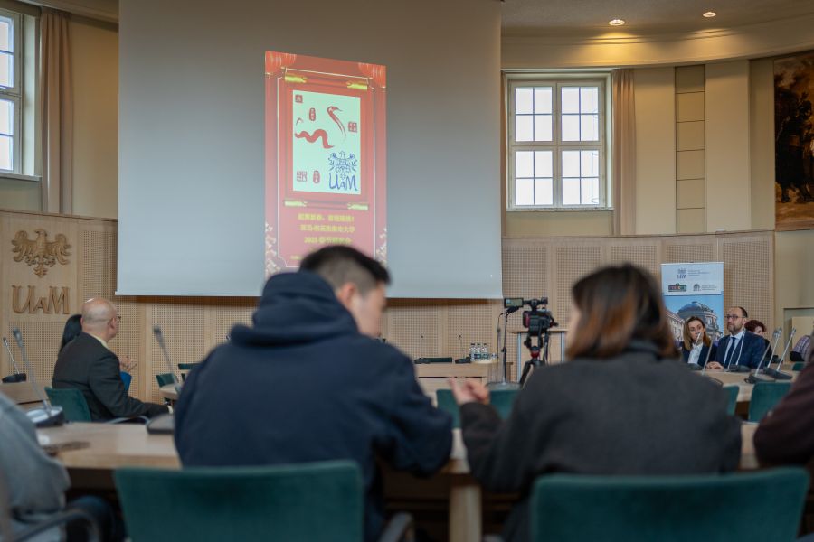 Widok Salonu Mickiewicza z wyświetlonym na ekranie symbolem chińskim i logotypem UAM.