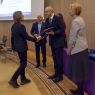 StudentStudent odbiera nagrodę w konkursie, przyjmuje gratulacje od przedstawicieli Jury: prof. Jana Galanta i dr Marleny Puk oraz dziekani: prof. Krzysztof Skibski i dr Urszula Kowalska-Nadolna.