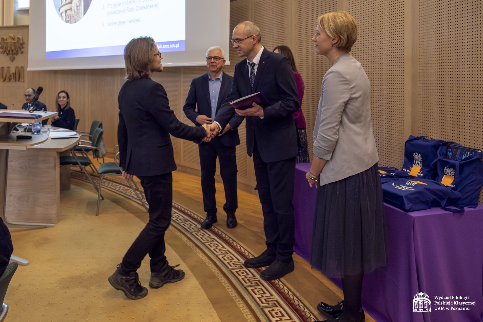 StudentStudent odbiera nagrodę w konkursie, przyjmuje gratulacje od przedstawicieli Jury: prof. Jana Galanta i dr Marleny Puk oraz dziekani: prof. Krzysztof Skibski i dr Urszula Kowalska-Nadolna.