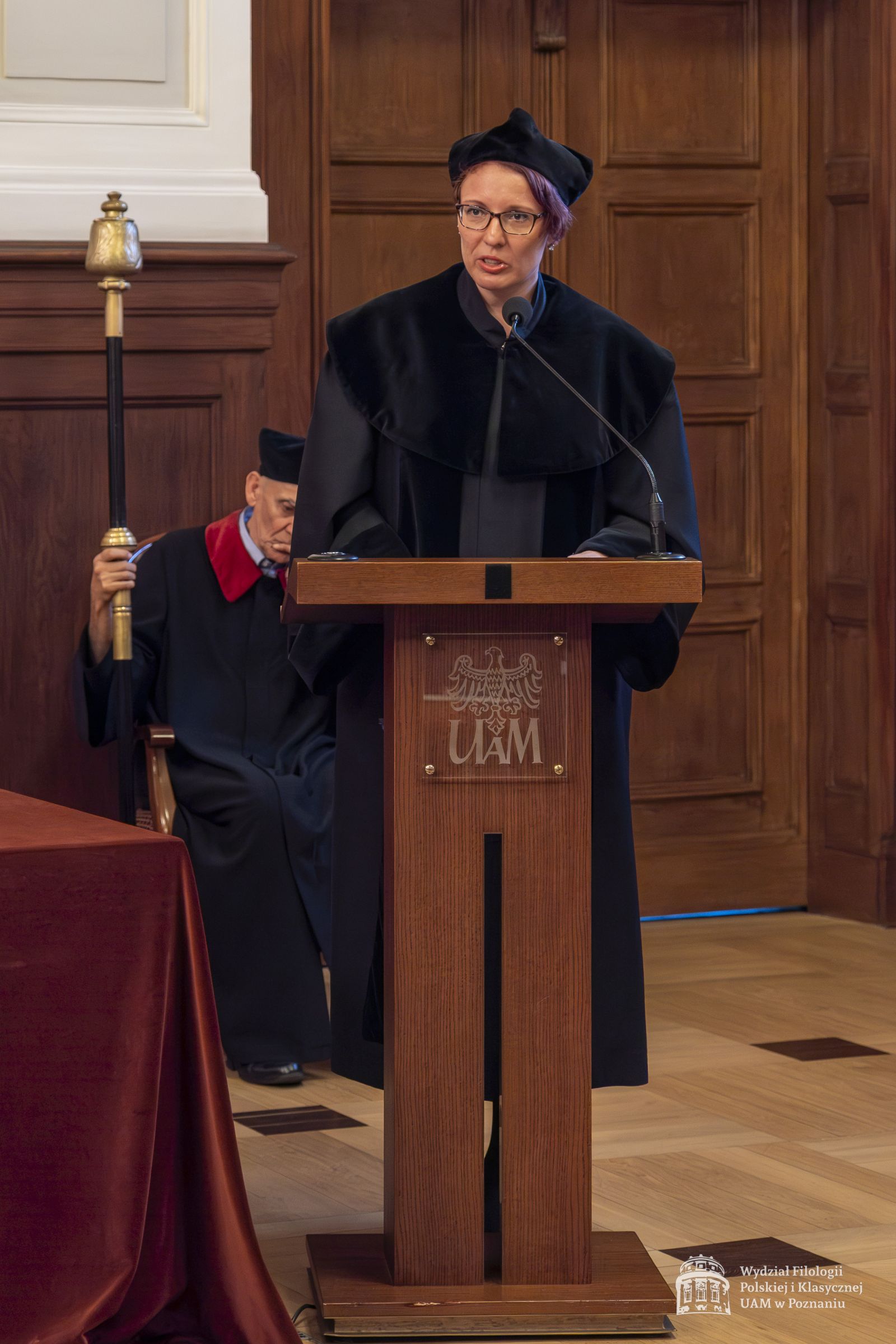 Doktor habilitowana Monika Błaszczak-Stachowiak przemawia w Auli Lubrańskiego.