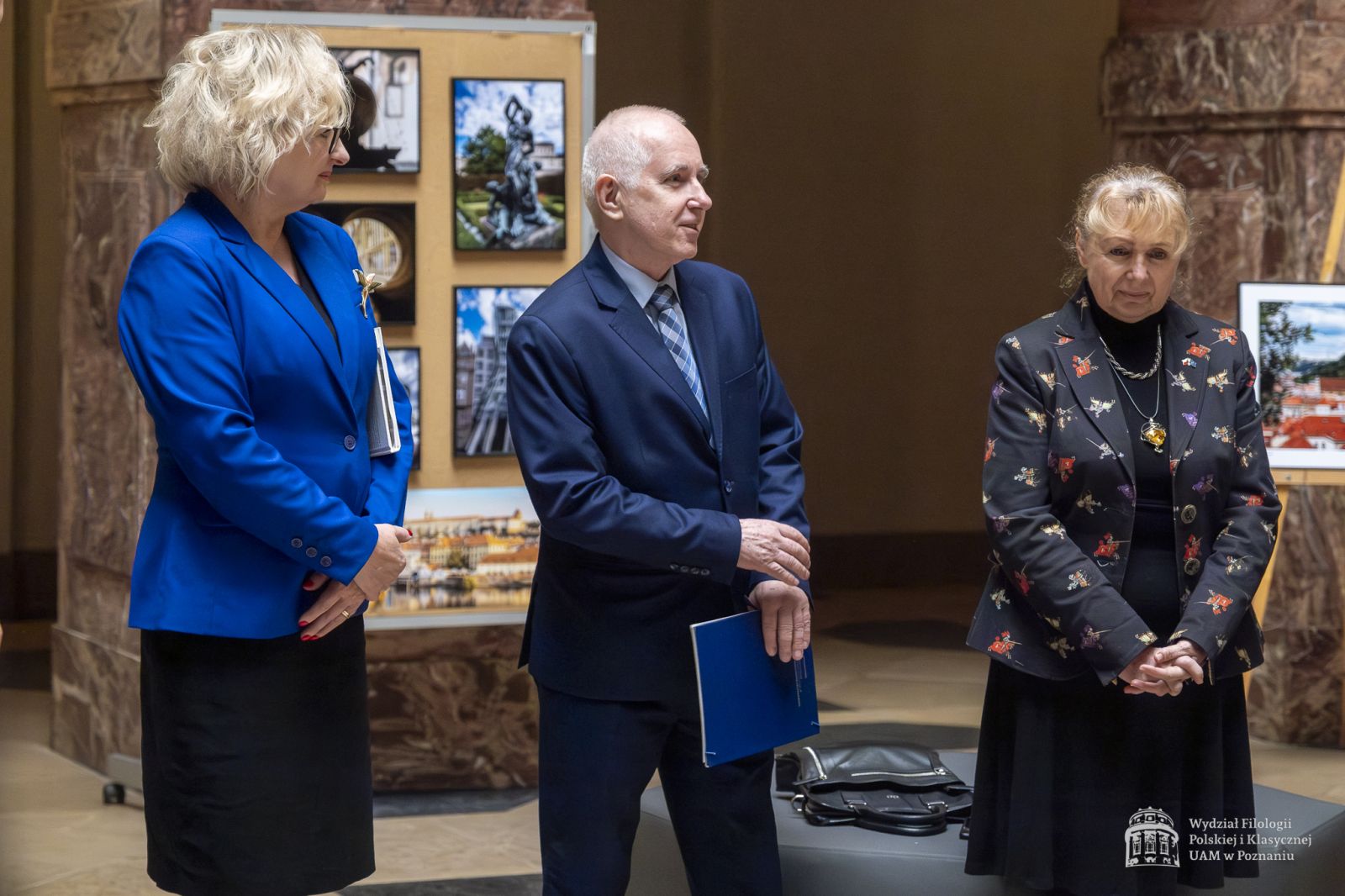 Prof. Mieczysław Balowski przedstawia stojącą obok niego autorkę prac - Marzenę Ewę Krajewską.