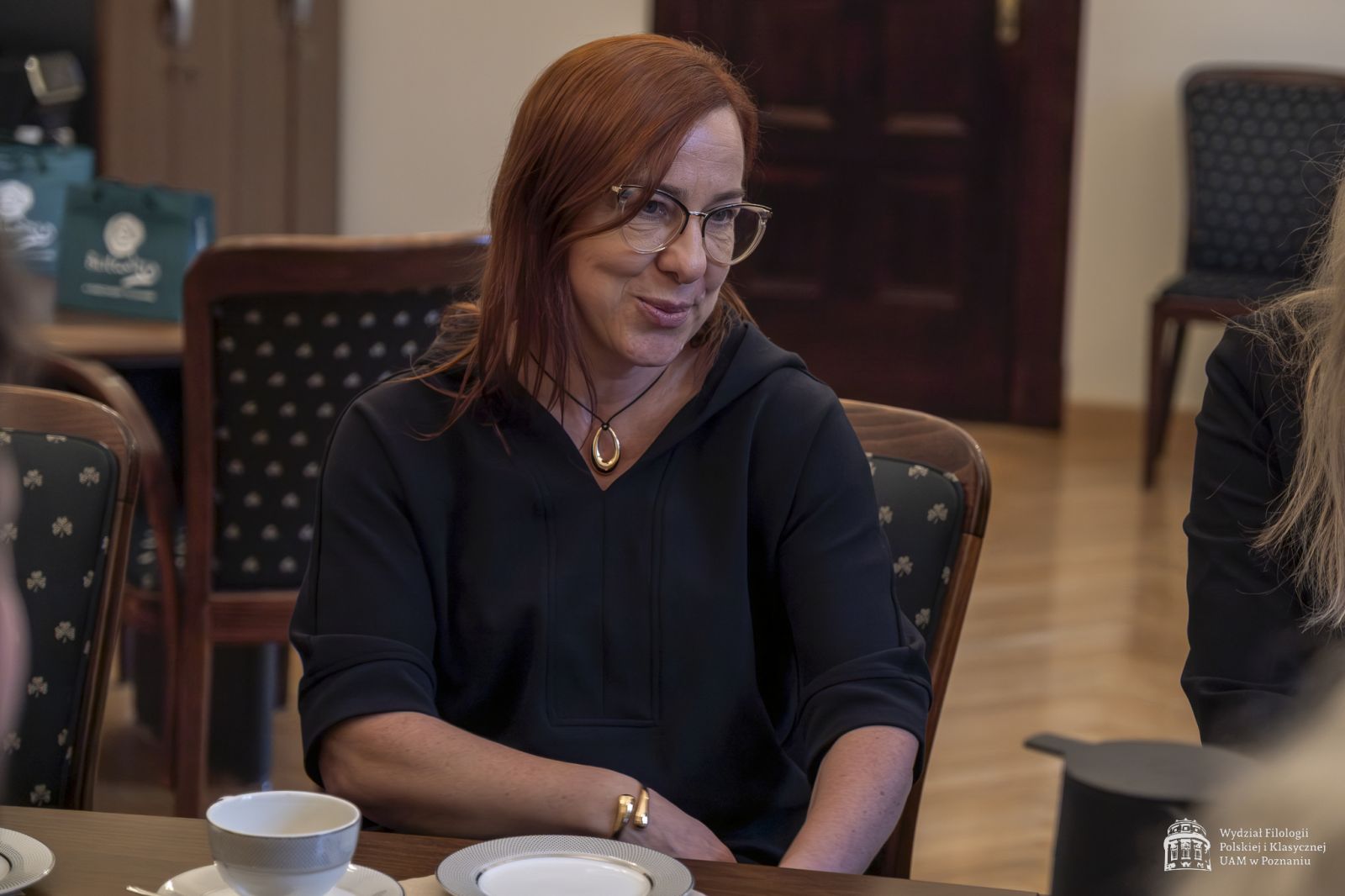 Rozmowy przy stole z poczęstunkiem.