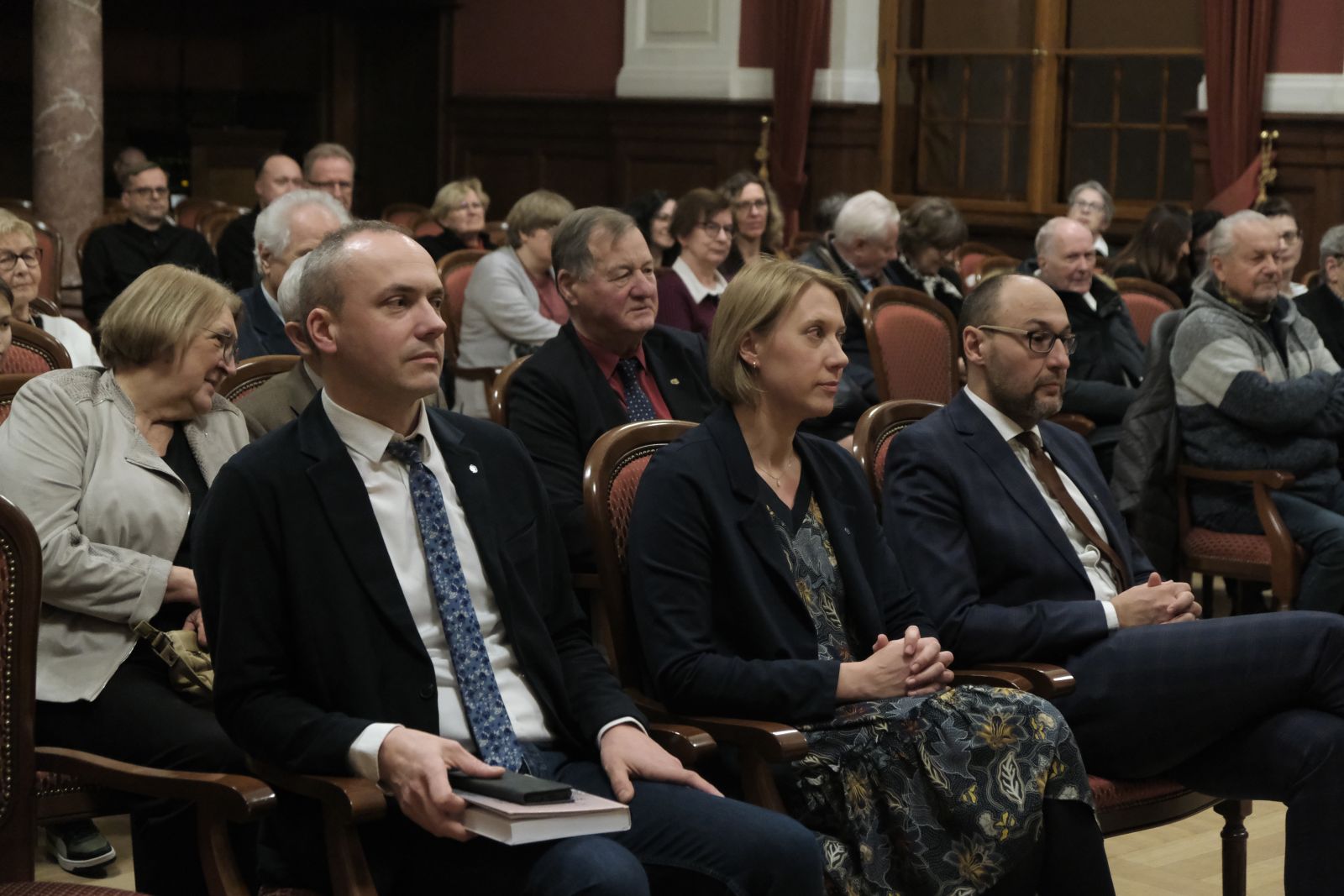 Zespół dziekański WFPiK wśród widowni w auli Lubrańskiego.