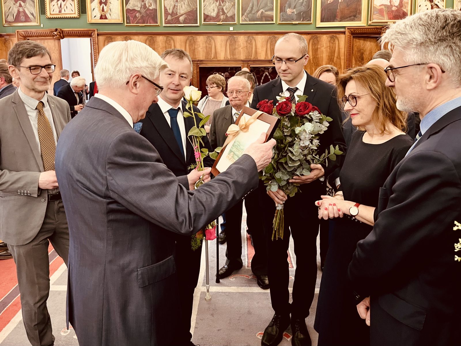 Grono dziekańskie WFPiK wręcza różę oraz prezent prof. Danielewiczowi.