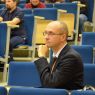 Prof. Krzysztof Skibski siedzi na widowni i uważnie słucha, podobnie jak pozostali uczestnicy.