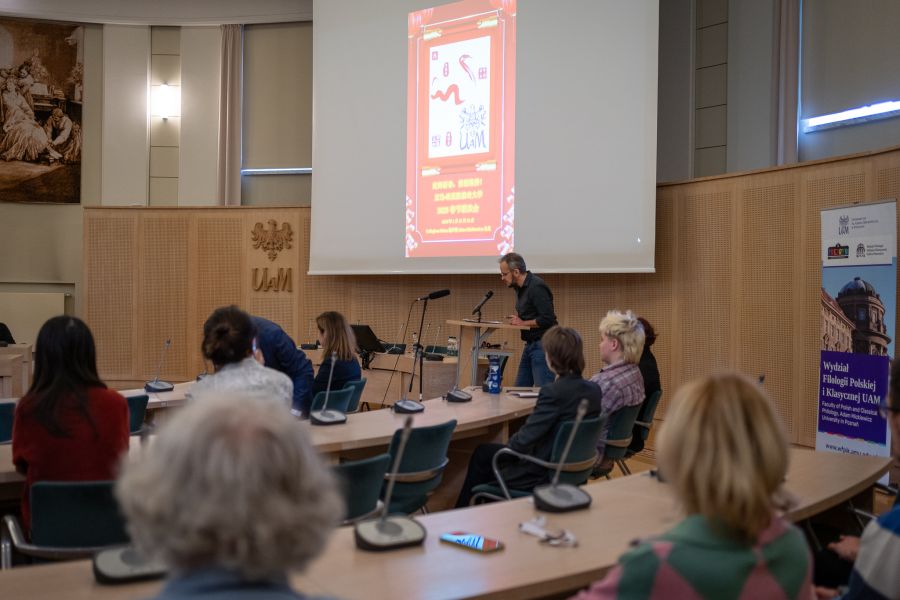 Widok Salonu Mickiewicza z wyświetlonym na ekranie symbolem chińskim i logotypem UAM.