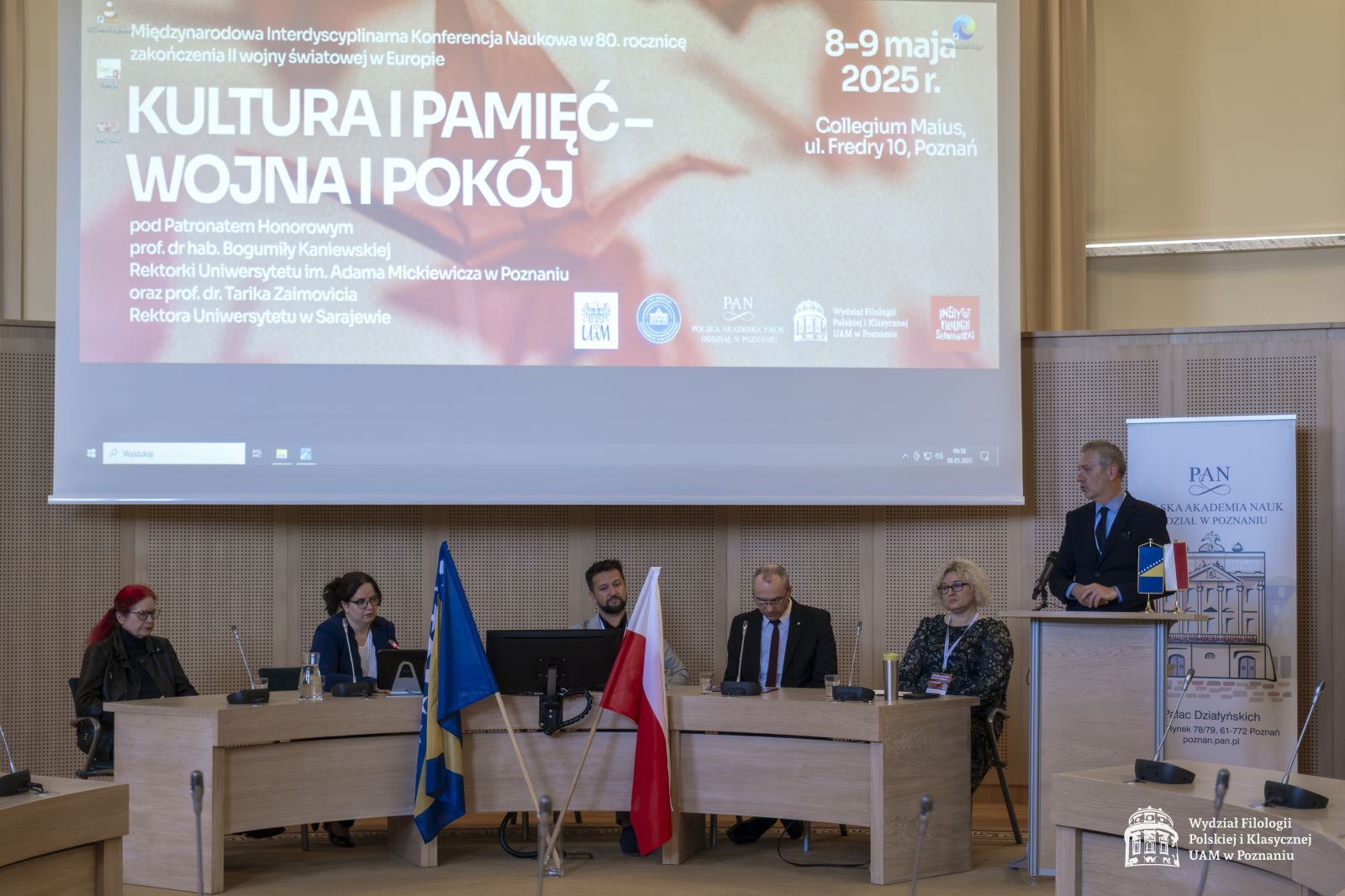 Prof. Sanjin Kodrić przemawia przy mównicy, obok widać stół prezydialny.