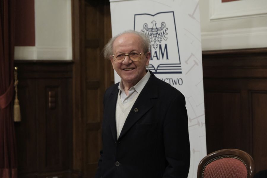 Bohater spotkania stoi uśmiechnięty w auli Lubrańskiego.