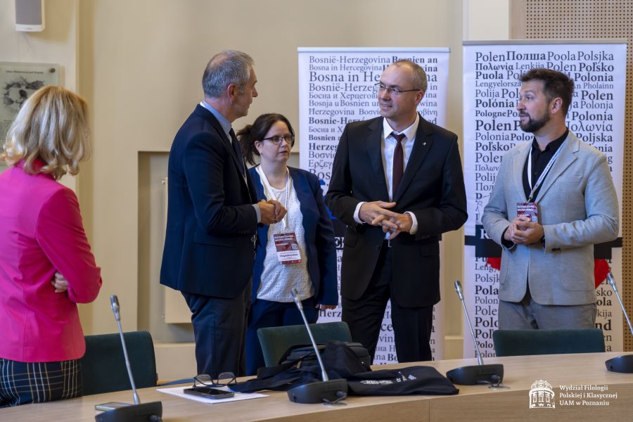 W Salonie Mickiewicza pod Kopułą stoją: Dziekan WFPiK, prof. Sanjin Kodrić, dr Magdalena Baer, dr hab. Patryk Borowiak i prof. UAM dr hab. Krystyna Pieniążek-Marković. Rozmawiają, uśmiechając się do siebie.