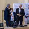 W Salonie Mickiewicza pod Kopułą stoją: Dziekan WFPiK, prof. Sanjin Kodrić, dr Magdalena Baer, dr hab. Patryk Borowiak i prof. UAM dr hab. Krystyna Pieniążek-Marković. Rozmawiają, uśmiechając się do siebie.