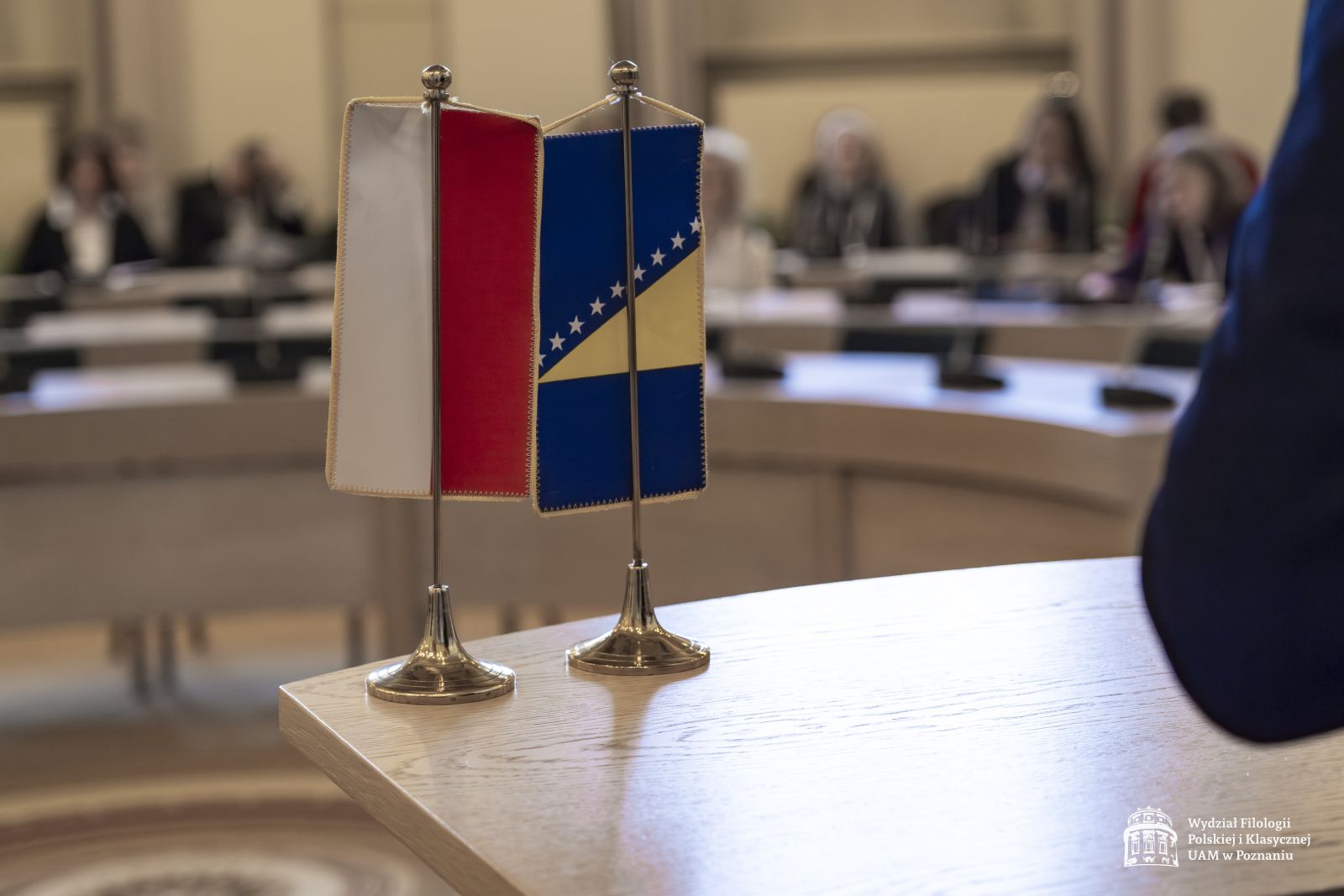 Zbliżenie na ustawione na pulpicie mównicy flagi Polski i Bośni i Hercegowiny.