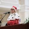 JM Rektor UAM przemawia do mikrofonu za stołem prezydialnym.