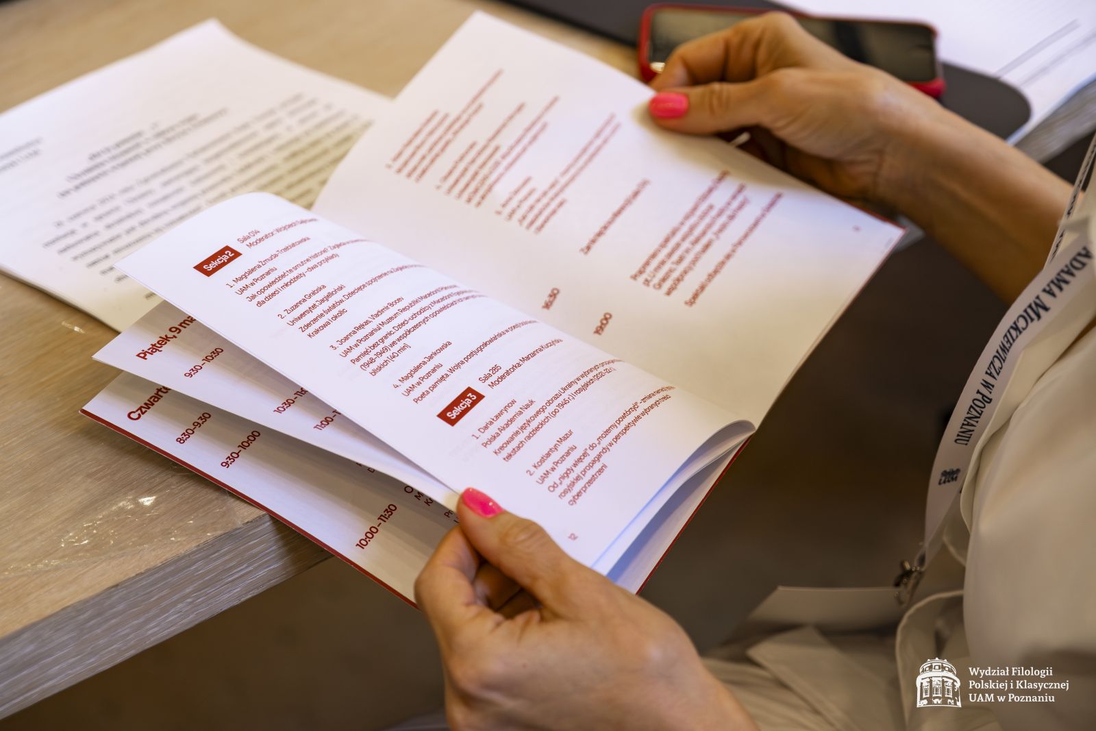 Zbliżenie na trzymany w dłoniach przez uczestniczkę konferencji program obrad.