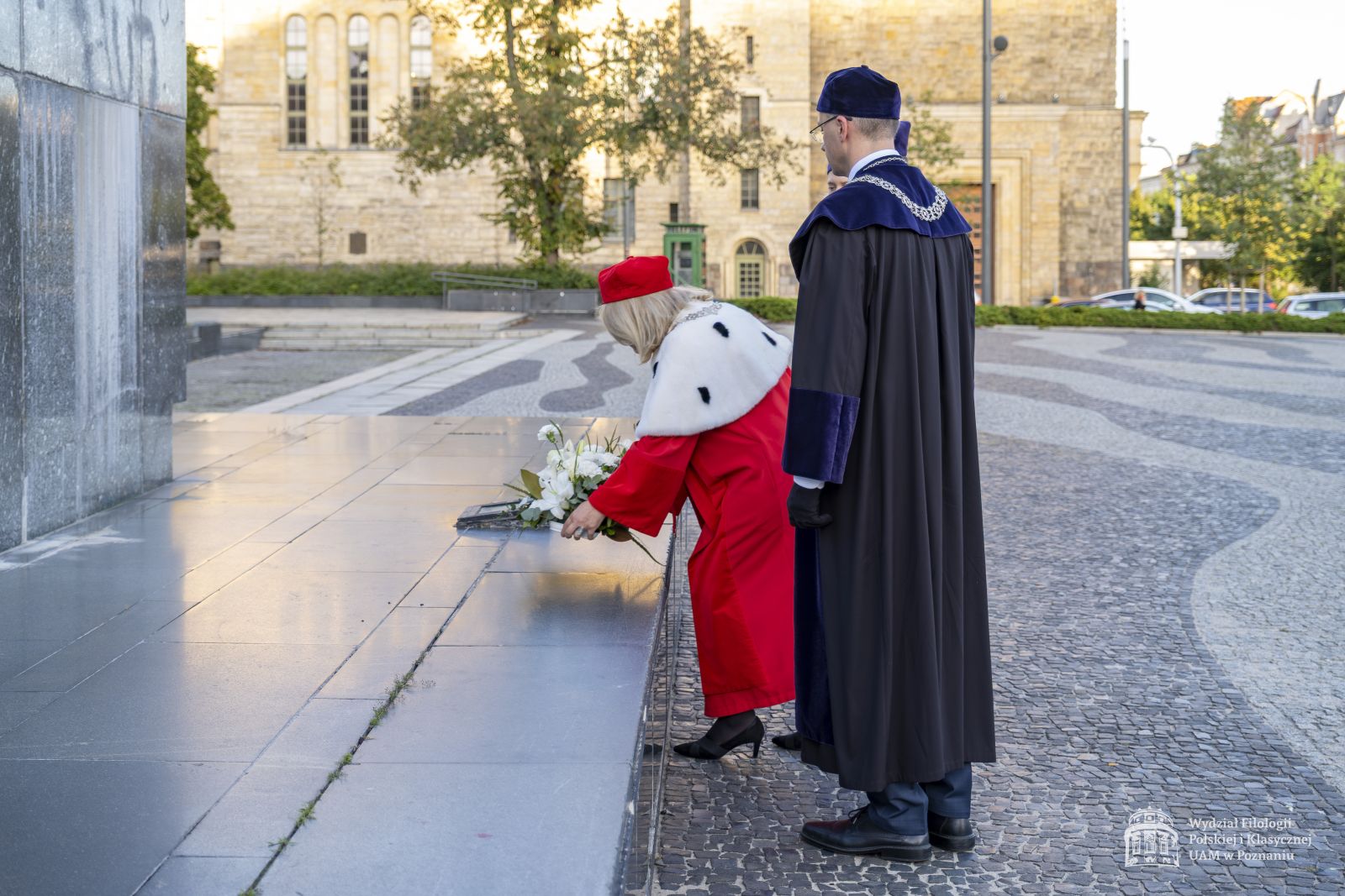 Rektor UAM i Dziekan WFPiK składają kwiaty pod pomnikiem Adama Mickiewicza.