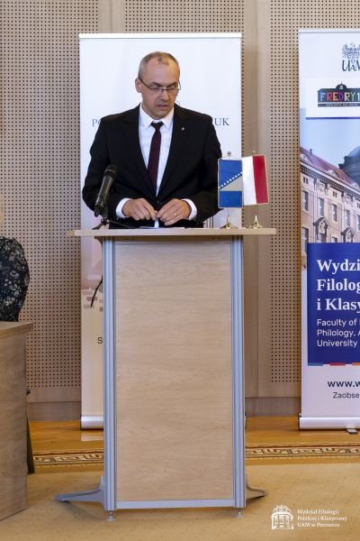 Dziekan WFPiK prof. Krzysztof Skibski przemawia przy mównicy.