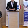 Dziekan WFPiK prof. Krzysztof Skibski przemawia przy mównicy.