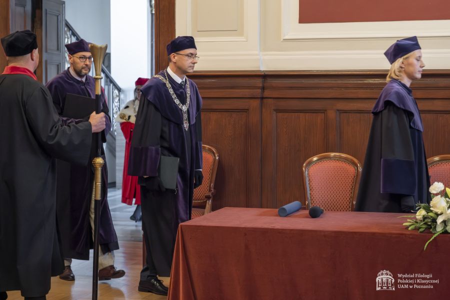 Dziekani WFPiK ubrani w fioletowe togi wkraczający do Auli Lubrańskiego.